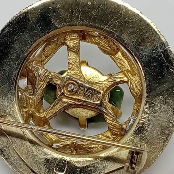 👍 5 for $20 vintage BSK signed round gold tone pin brooch with green stone - Picture 4 of 4